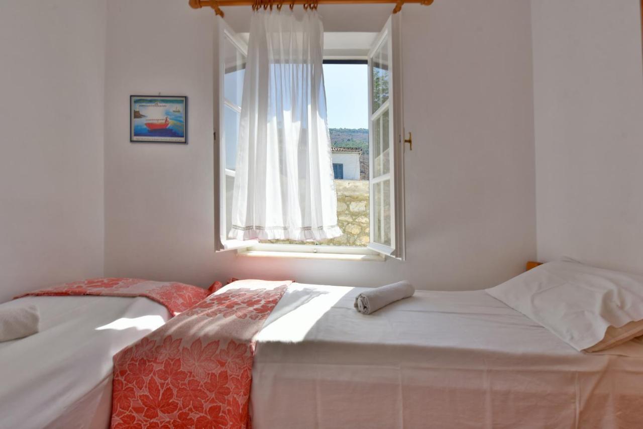 Villa Options House à Hydra  Extérieur photo